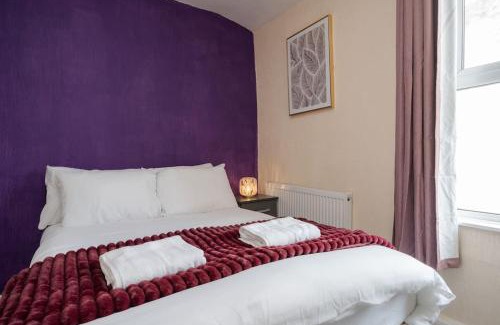 Birkenhead Apartment | Stunning 5 bedroom home Wirral Birkenhead Sleeps 9- Free Parking-5G Internet