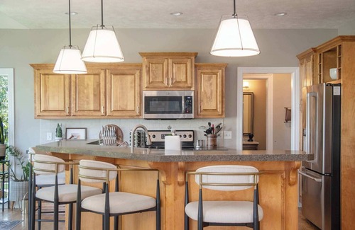 Jefferson House | Stunning 5BR Villa, Large Hot Tub & Scenic Yard!