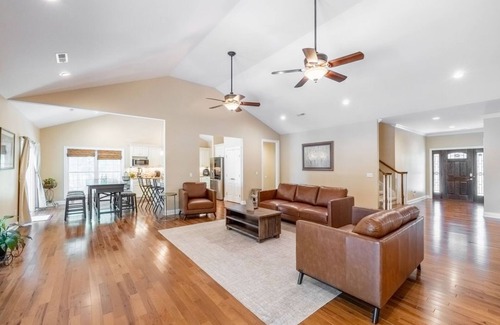 Cadiz House | Stunning 7 Bedroom Lake Barkley Home/Hot Tub/Private Dock