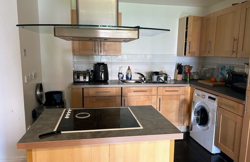 North Woolwich Apartment | Stunning and spacious 1 Bed Apartment with river views and a balcony