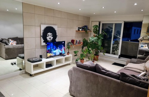 North Woolwich Apartment | Stunning and spacious 1 Bed Apartment with river views and a balcony