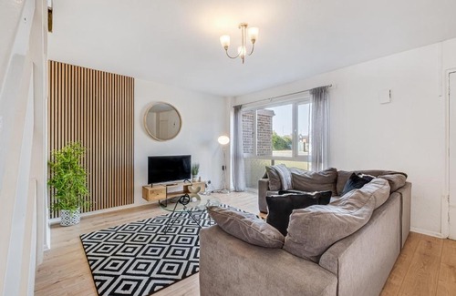 Northampton Apartment | Stunning and Spacious Home by Our Home Short Stays with Free Parking and Ideal for families and contractors