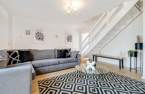 Northampton Apartment | Stunning and Spacious Home by Our Home Short Stays with Free Parking and Ideal for families and contractors