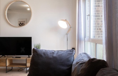 Northampton Apartment | Stunning and Spacious Home by Our Home Short Stays with Free Parking and Ideal for families and contractors
