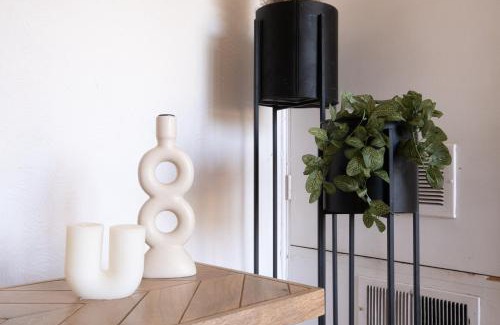 Northampton Apartment | Stunning and Spacious Home by Our Home Short Stays with Free Parking and Ideal for families and contractors