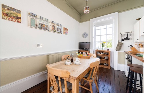 St Neots House | Stunning and spacious Georgian town house in historic town centre with parking!