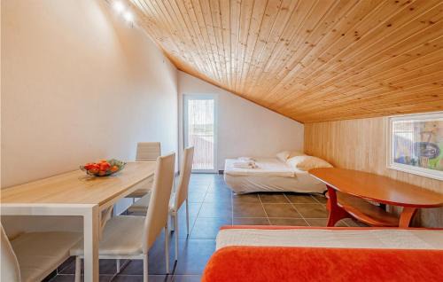 Turanj Apartment | Stunning Apartment In Turanj With Wifi