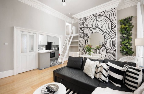 Plymouth Apartment | Stunning Arty Apartment & mezzanine