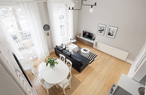 Plymouth Apartment | Stunning Arty Apartment & mezzanine