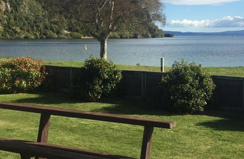 Kinloch House | Stunning beach front bach