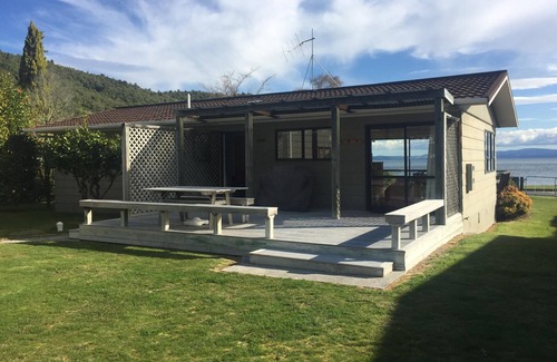 Kinloch House | Stunning beach front bach