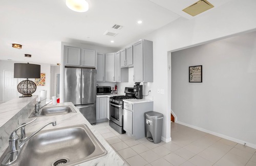Queens House | Stunning Beachfront Queens Getaway 4 Bedroom Townhouse by Redawning