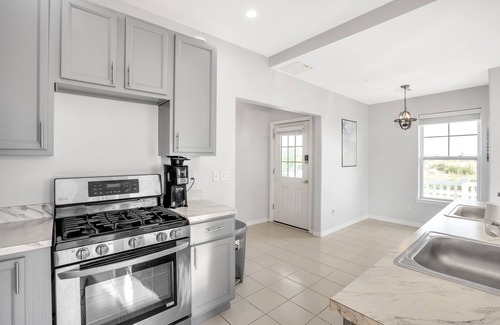 Queens House | Stunning Beachfront Queens Getaway 4 Bedroom Townhouse by Redawning