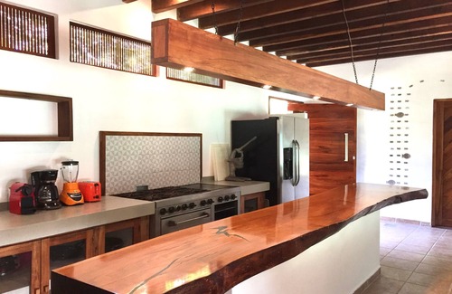 Zona Hotelera Villa | Stunning Beachfront Villa, Amazing Views, Ideal Location, Great for Families