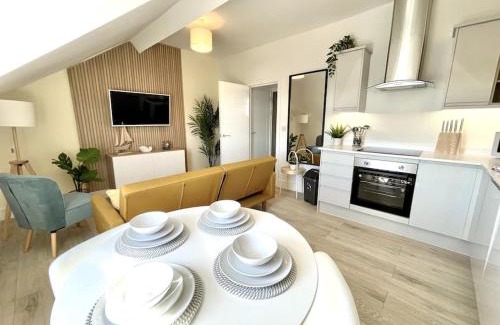 Porthcawl Apartment | Stunning Beachside Luxury Porthcawl 1 bedroom Apt, Parking, Prime Location