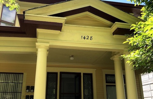 Old Northside House | Stunning Carriage House w/parking spot in Historic Old Northside Downtown Indy