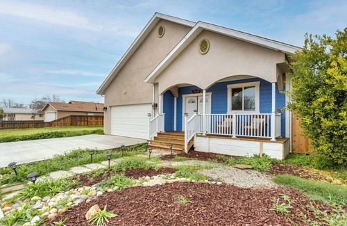 Clovis Cottage | Stunning Clovis Home ~ 1 Mile to Old Town!