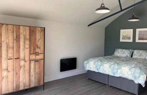 Whitchurch Apartment | Stunning Contemporary Dutch Barn Conversion