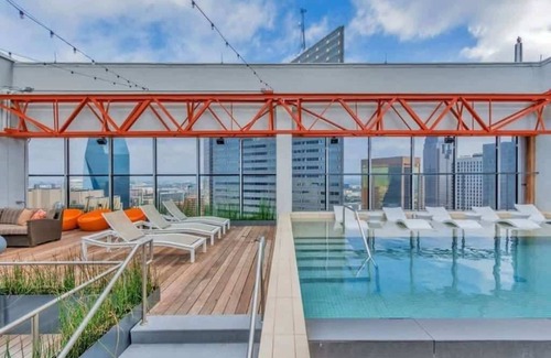 Downtown Dallas Apartment | Stunning CozySuites on Elm St. 08