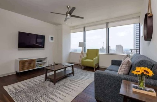 Downtown Dallas Apartment | Stunning CozySuites on Elm St. 08