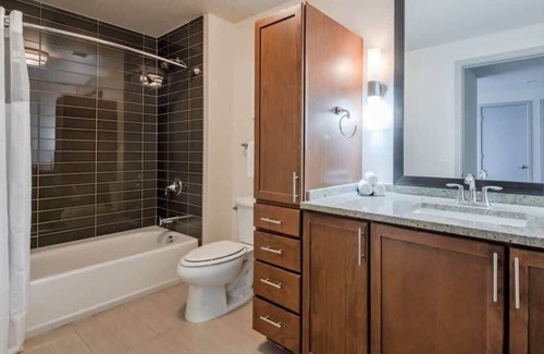Downtown Dallas Apartment | Stunning CozySuites on Elm St. 08