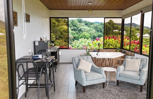 El Fosforo Cabin | Stunning Volcano & Lake View Oasis with Scenic Tub