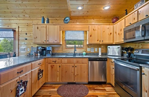 Murphy Cabin | Stunning Craftsman chalet close to Murphy. Hot Tub, Fire Pit, Dog Friendly