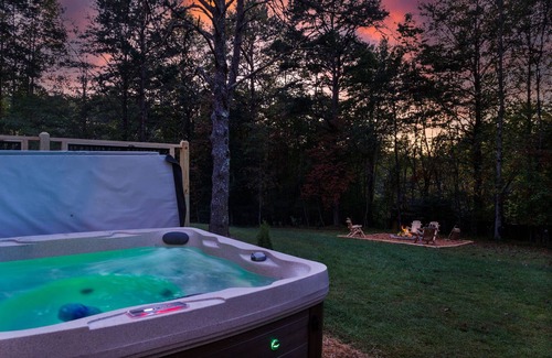 Murphy Cabin | Stunning Craftsman chalet close to Murphy. Hot Tub, Fire Pit, Dog Friendly