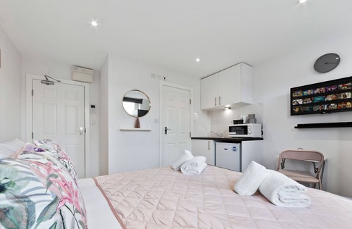 Penge Apartment | Stunning Ensuite Room Crystal Palace London SE20