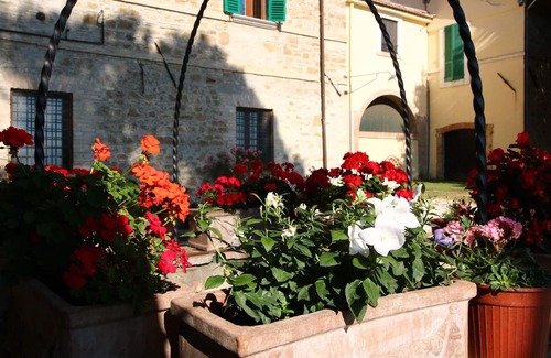 Gualdo Cattaneo House | Stunning Farmhouse with Swimming Pool & Hot Tub in Umbria