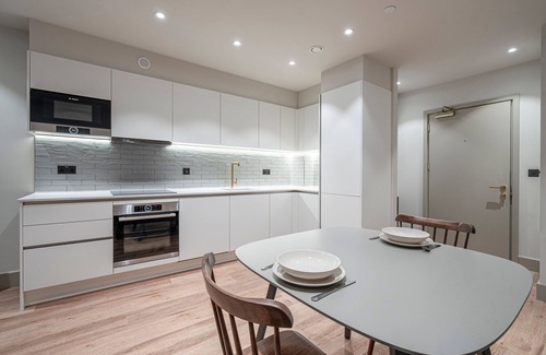 Tottenham Hale Apartment | Stunning Flat in North London