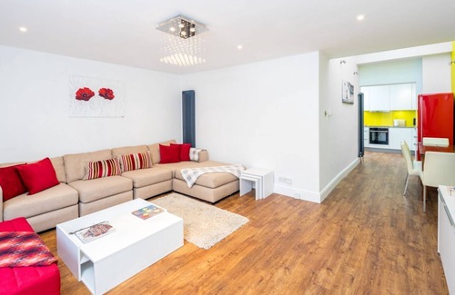 Walpole Apartment | Stunning flat with garden in West London