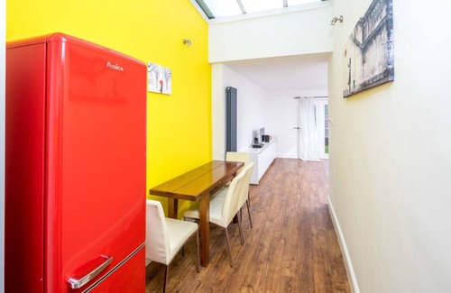Walpole Apartment | Stunning flat with garden in West London