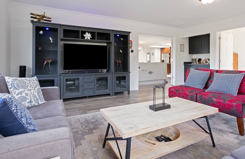 Sudden Valley House | Stunning Geneva 4-Bedroom Villa W/ Lake View and Hot Tub