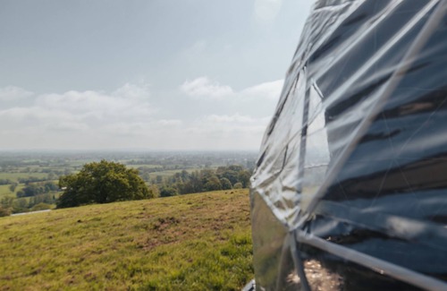 Llanymynech RV Rental | Stunning Hilltop Views, Outdoor Bathtub, Cosy Geodome!