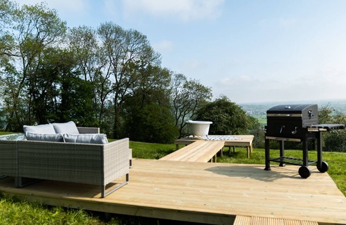 Llanymynech RV Rental | Stunning Hilltop Views, Outdoor Bathtub, Cosy Geodome!