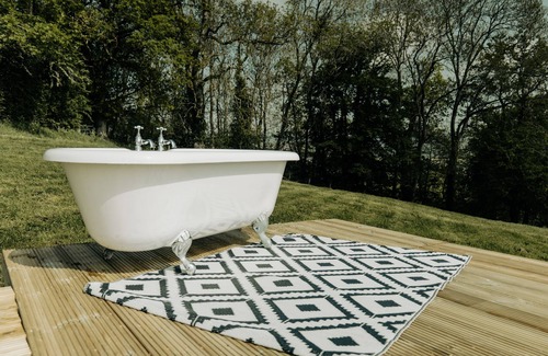 Llanymynech RV Rental | Stunning Hilltop Views, Outdoor Bathtub, Cosy Geodome!