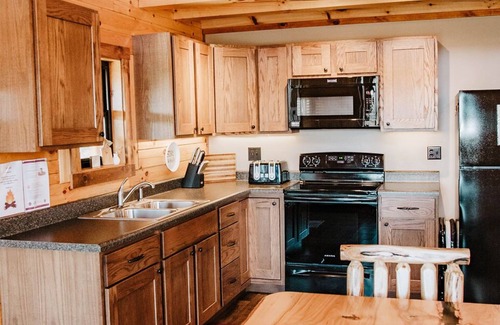 New Plymouth Cabin | Stunning Hocking Hills Views, Huge Skies ~ Sauna, Pet Friendly, Hot Tub, WiFi