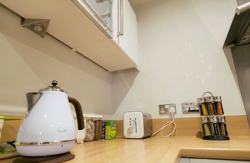 Butetown Apartment | Stunning Holiday Stay With Free Gym and Parking