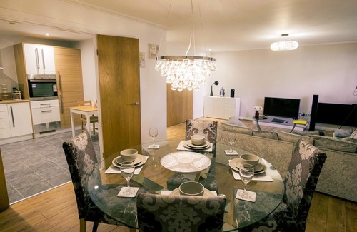 Butetown Apartment | Stunning Holiday Stay With Free Gym and Parking