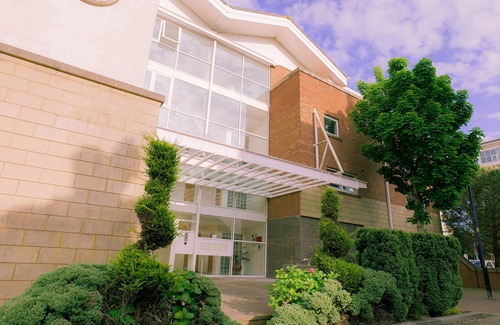 Butetown Apartment | Stunning Holiday Stay With Free Gym and Parking