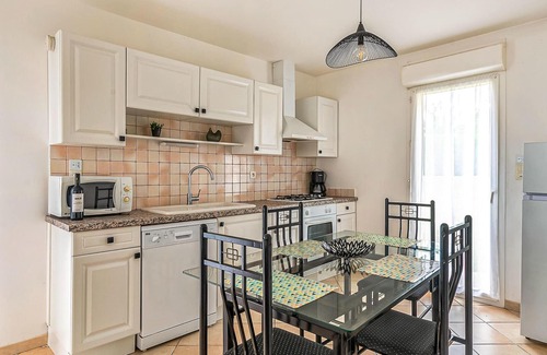 Beauville House | Stunning home in Beauville with kitchen