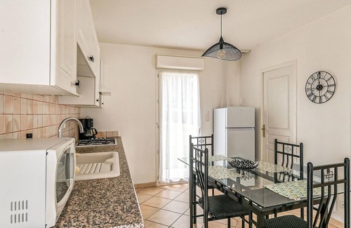 Beauville House | Stunning home in Beauville with kitchen