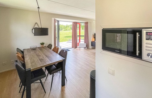 Ewijk House | Stunning home in Ewijk with kitchen