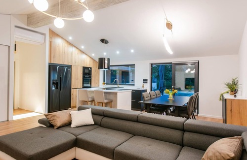 Split House | Stunning home in Srinjine with WiFi
