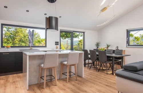 Split House | Stunning home in Srinjine with WiFi