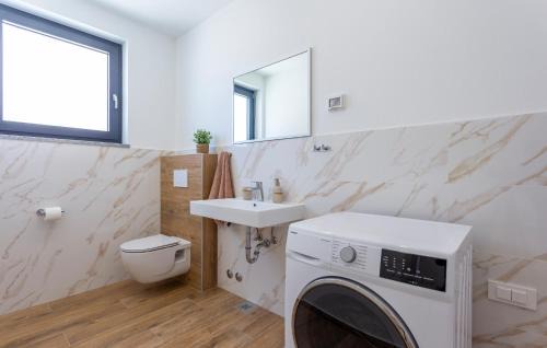 Valbandon House | Stunning Home In Valbandon With Wifi