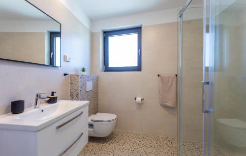 Valbandon House | Stunning Home In Valbandon With Wifi