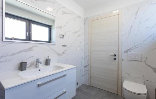 Valbandon House | Stunning Home In Valbandon With Wifi