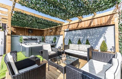 Everton Villa | Stunning house close to the stadium + Hot tub!